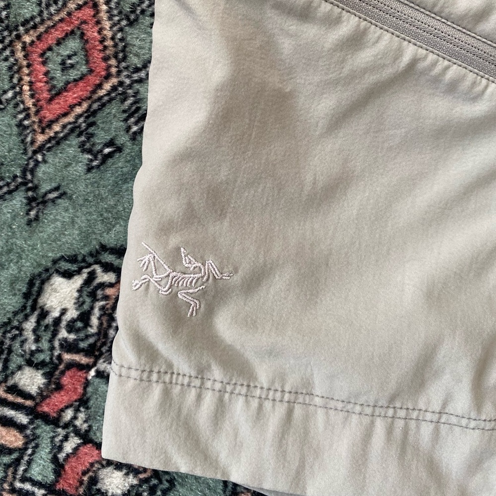 Arc’teryx women’s lightweight hiking shorts - Picture 5 of 10